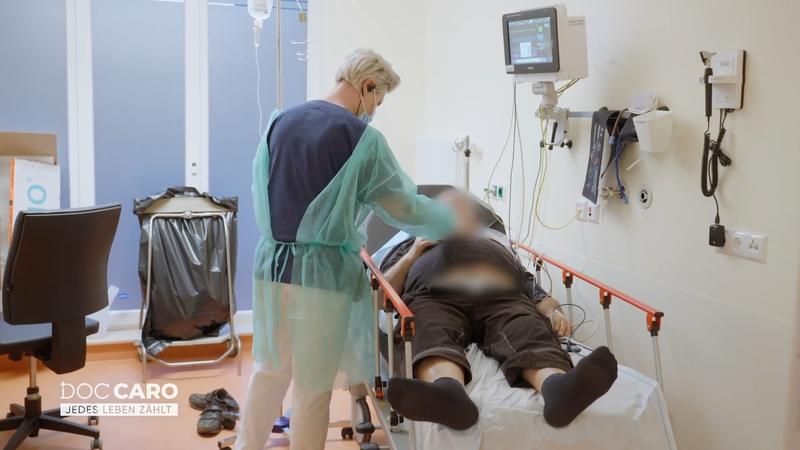 Doc Caro untersucht 70-jährigen Patienten