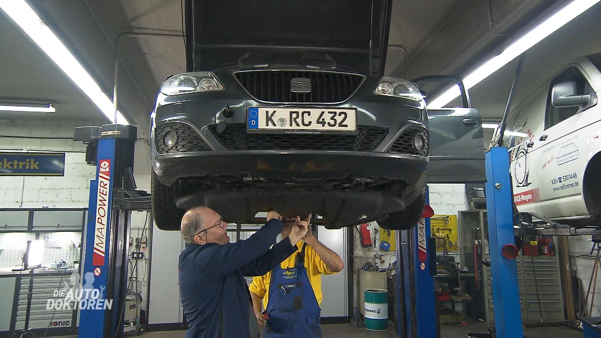 Autodoktoren untersuchen den Abgasstrang