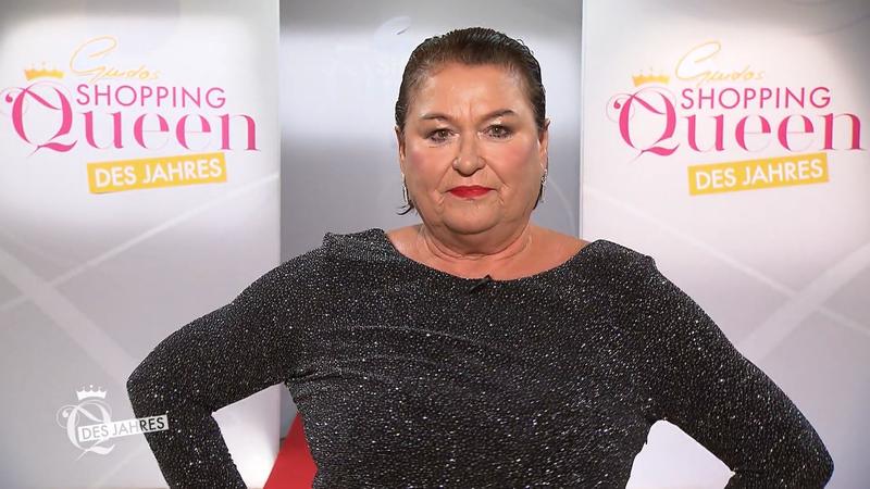 Uschi beeindruckt im glamourösen Glitzerkleid