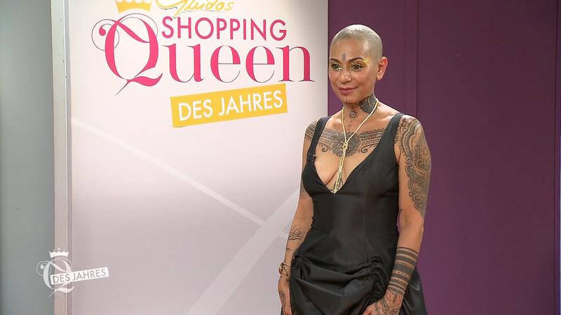 Glatze und Vokuhila-Kleid sorgen für positive Reaktionen