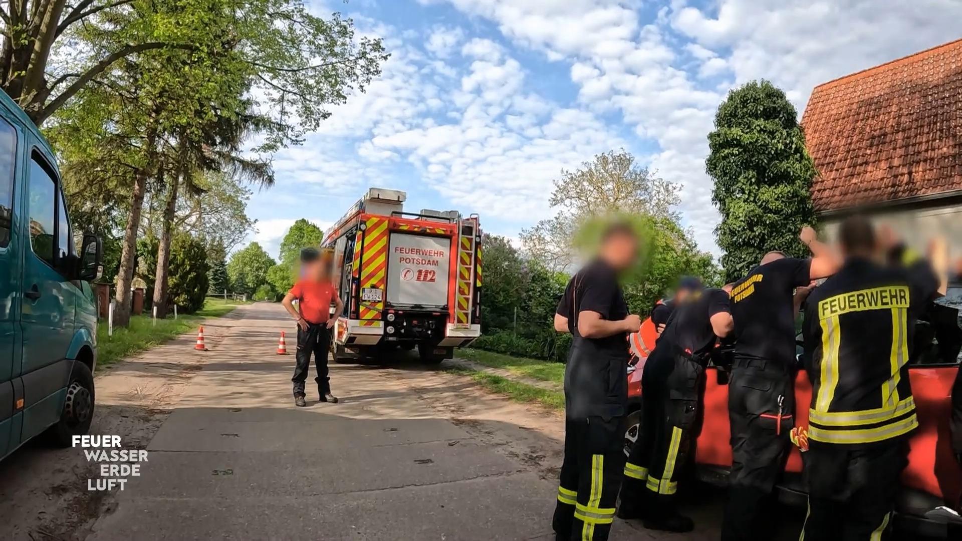 Ein Baby muss aus einem Auto geborgen werden