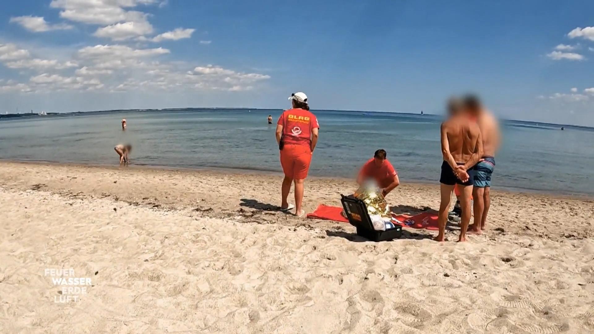 Ein Junge wird aus dem Wasser geborgen