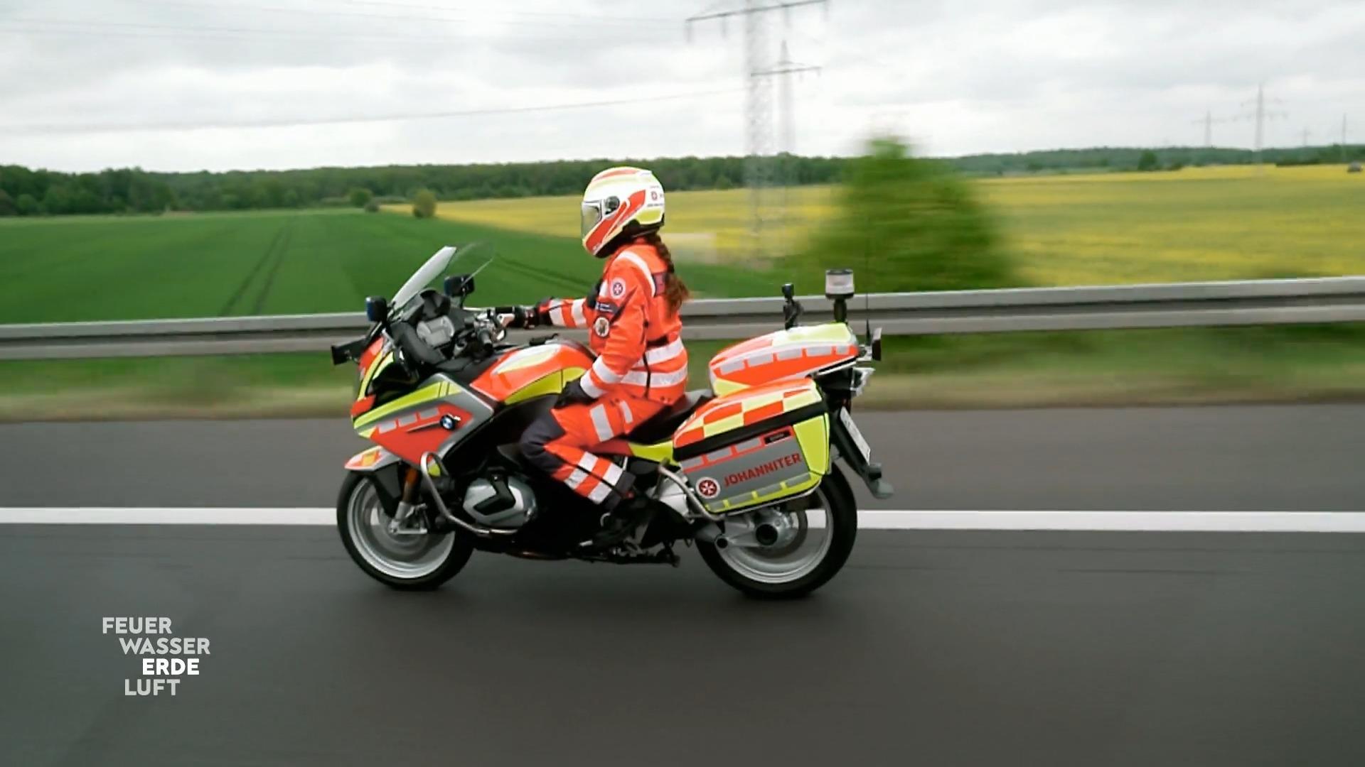 Sie kümmern sich um einen Unfall auf der A2