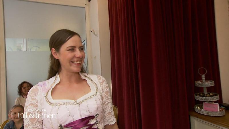 Ramona sucht ein Outfit, das Frühlingsgefühle weckt