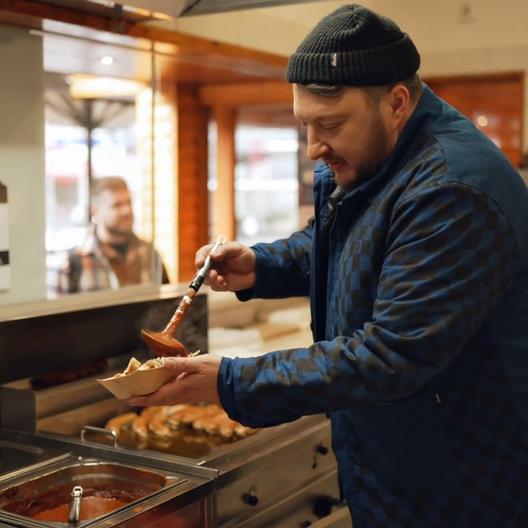 Der beliebte Food-Experte Sebastian Lege erforscht diesmal die Currywurst.