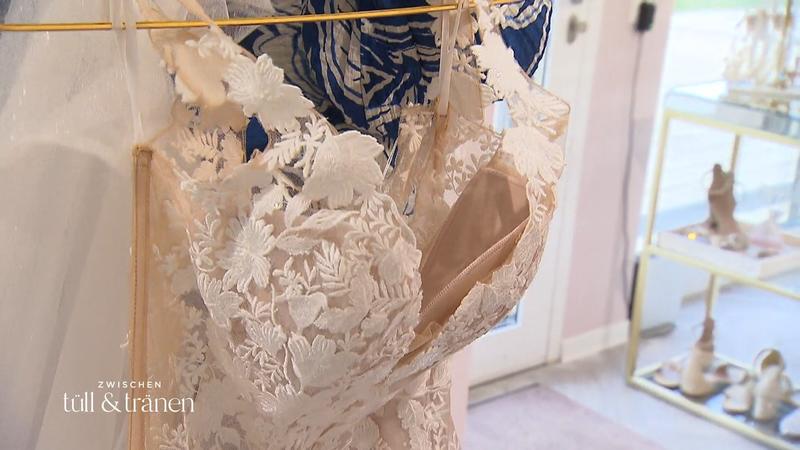 Ein enges, körperbetontes Kleid schafft es in Caros Auswahl