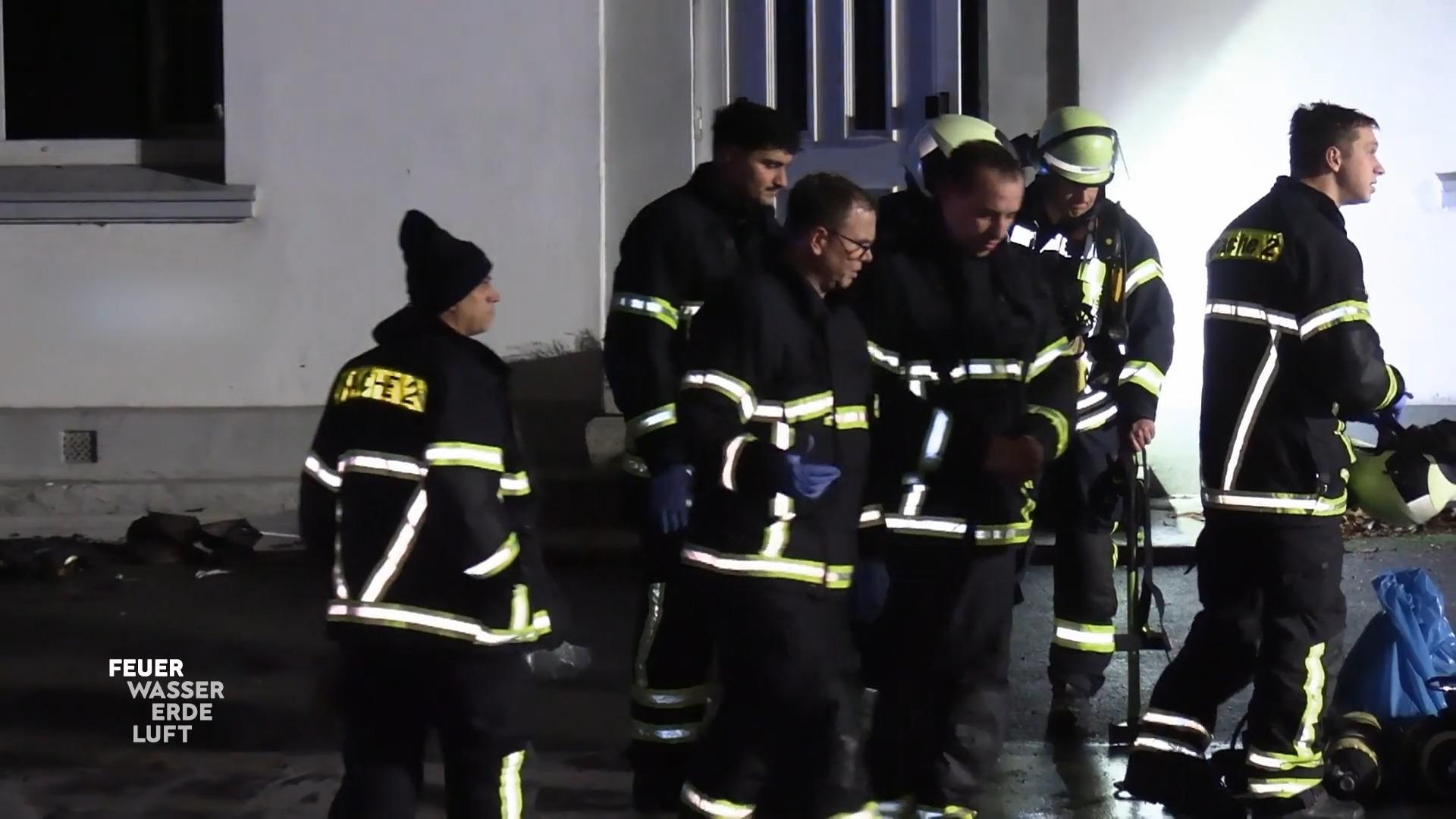 Feuerwehr Wuppertal rettet Opfer aus brennendem Haus