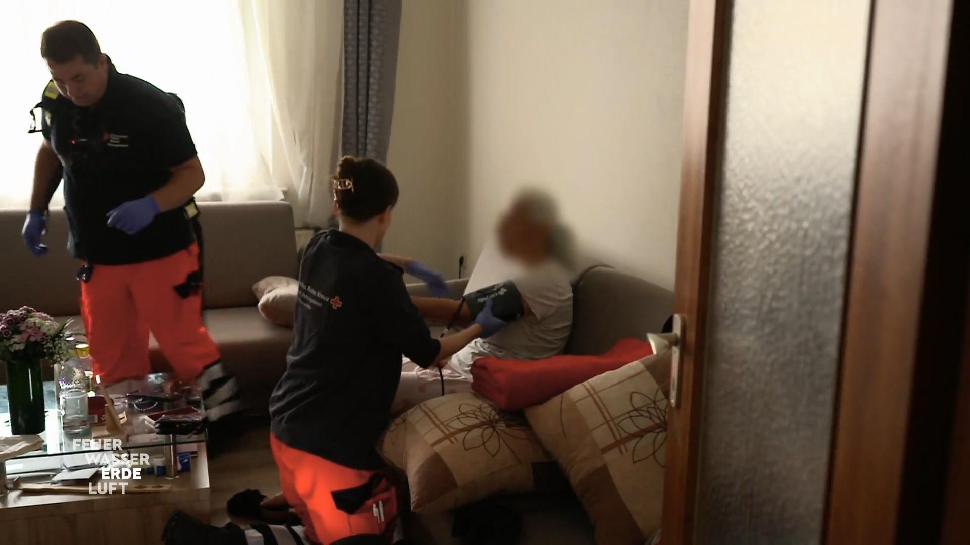 Sanitäter hören zu und bieten Unterstützung