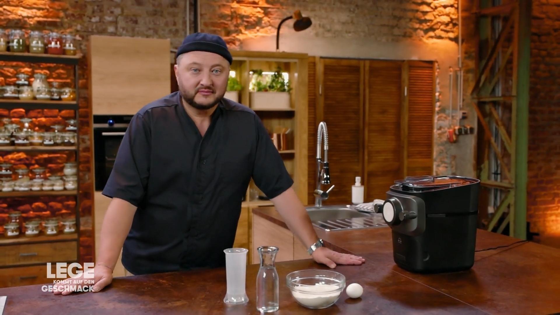 Lege testet eine Nudelmaschine