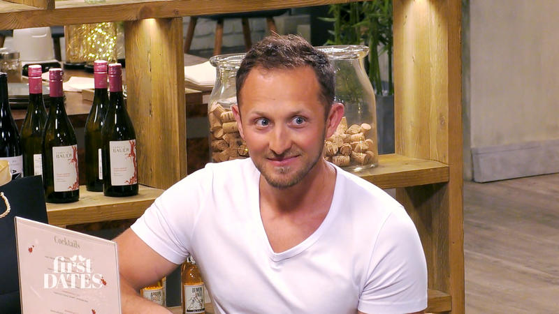Er ist von seiner Datepartnerin sehr angetan