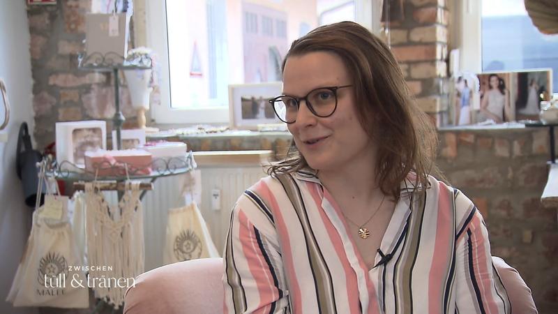Braut Stefanie möchte ein bequemes, schlichtes Kleid
