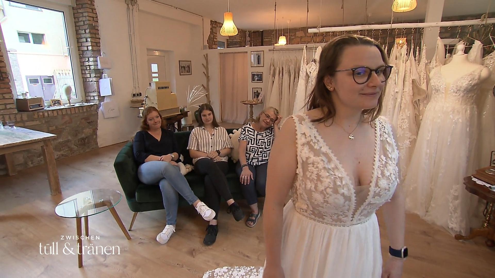 Stefanie sucht ein unauffälliges Kleid