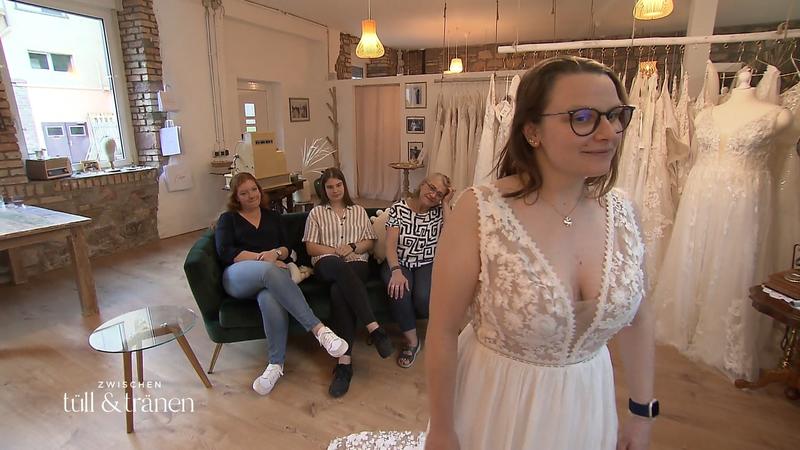 Stefanie sucht ein unauffälliges Kleid