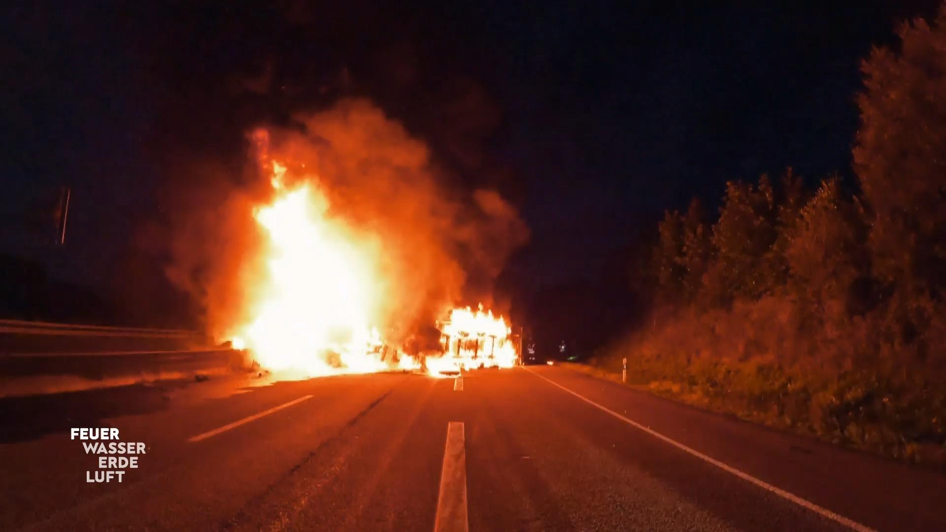 Ein LKW auf der Autobahn brennt lichterloh