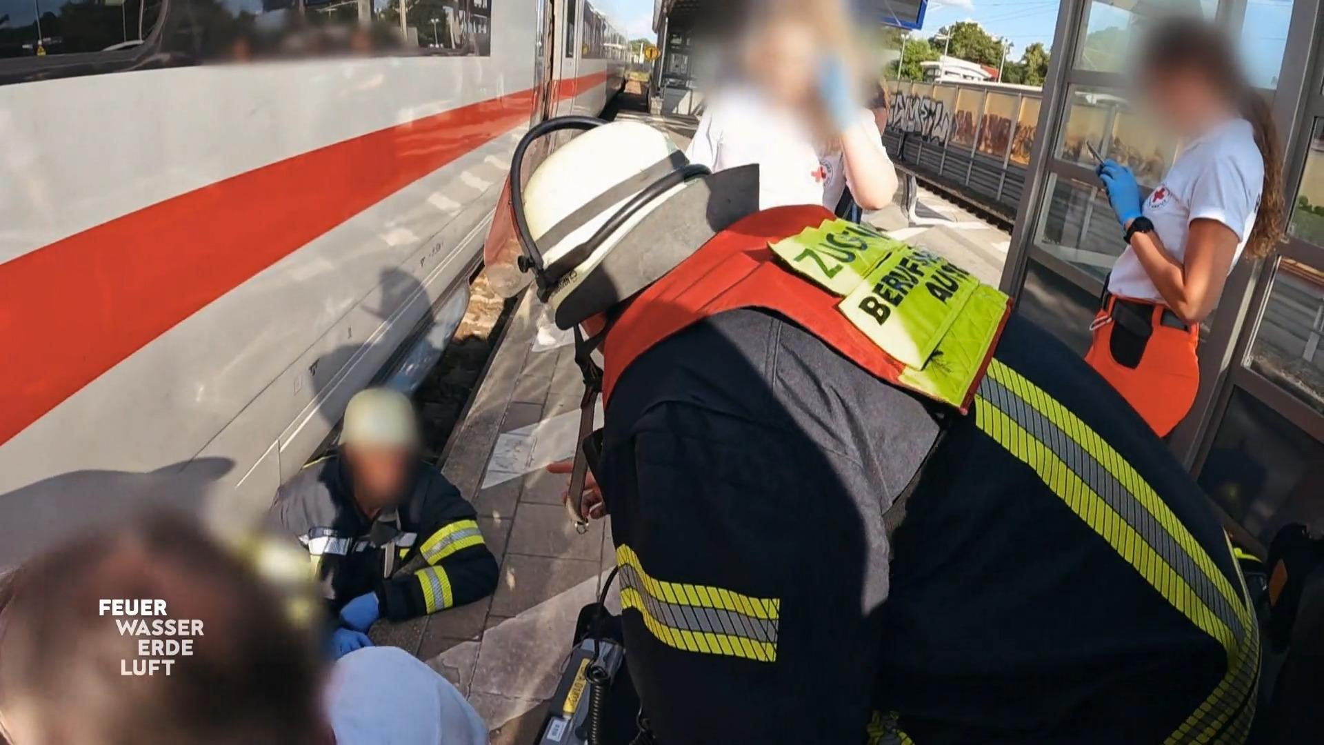 Berufsfeuerwehr rettet Person unter Zug