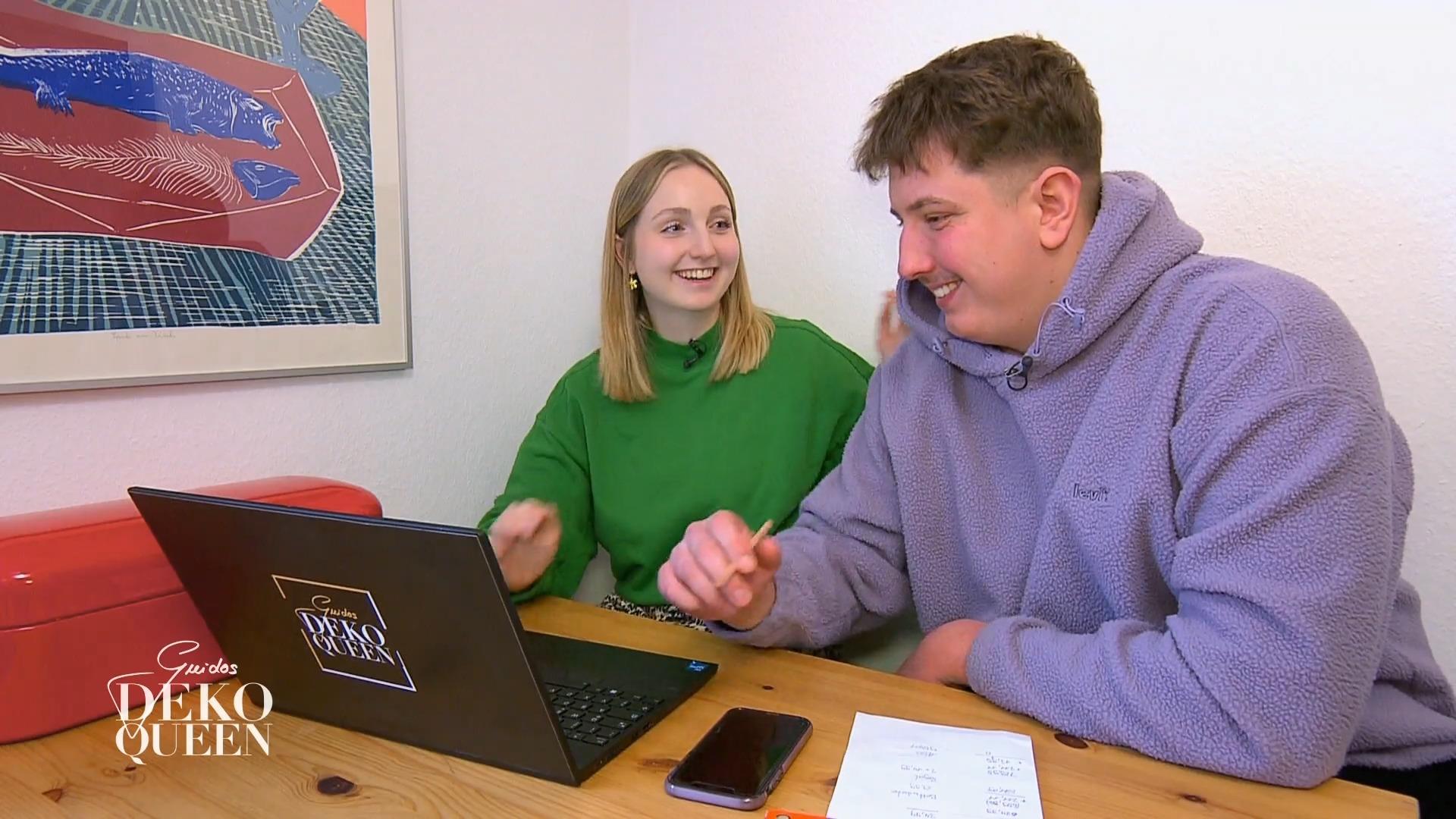 Lara und Cedric shoppen im Internet