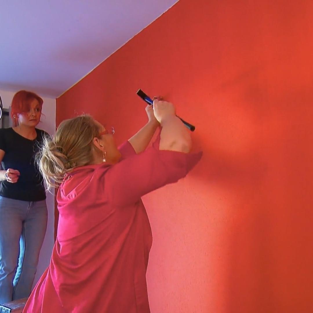 Marion nimmt den Hammer in die Hand