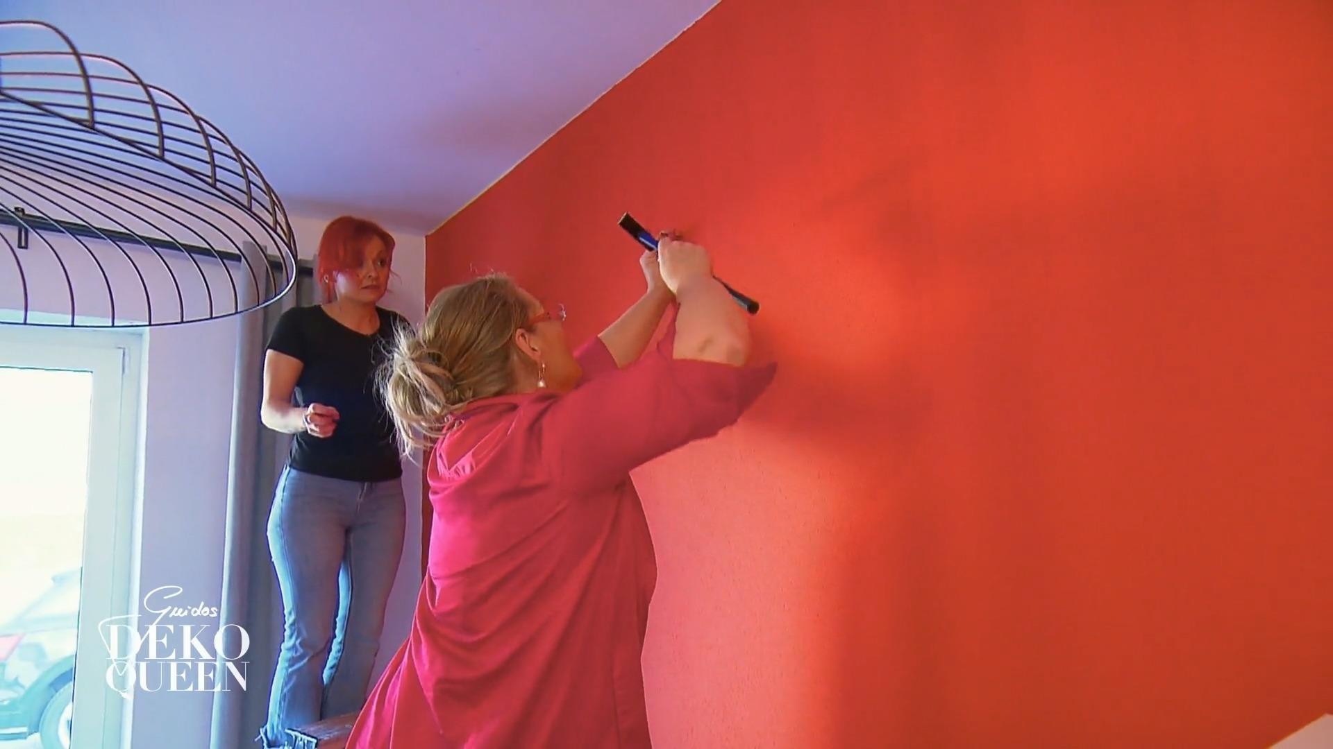 Marion nimmt den Hammer in die Hand
