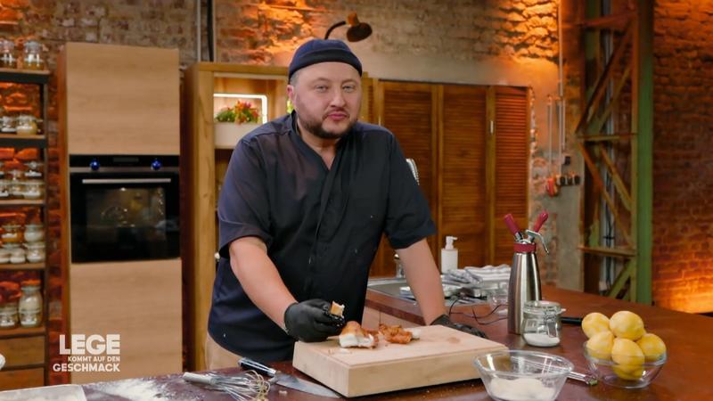 Sebastian tüftelt an seiner Fish-&-Chips-Kreation