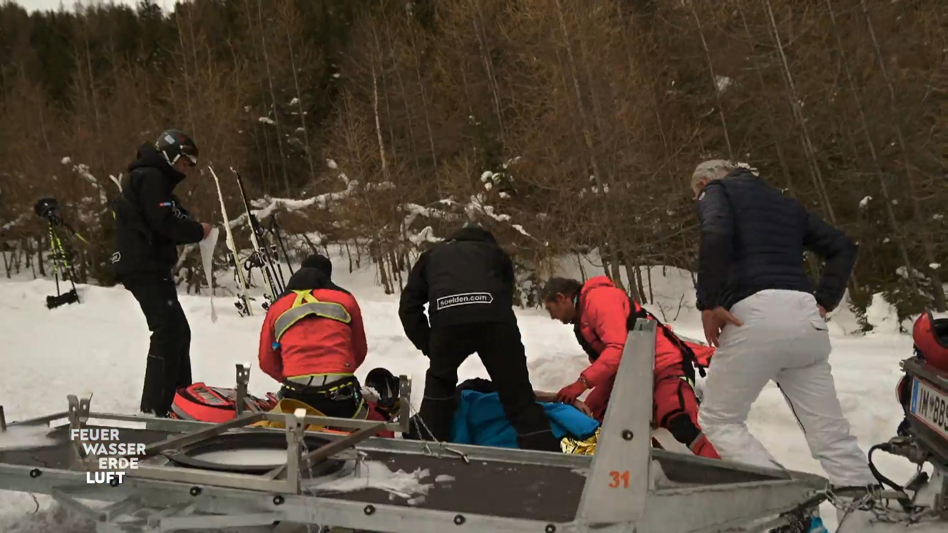 Ein Skifahrer mit Verdacht auf innere Blutungen