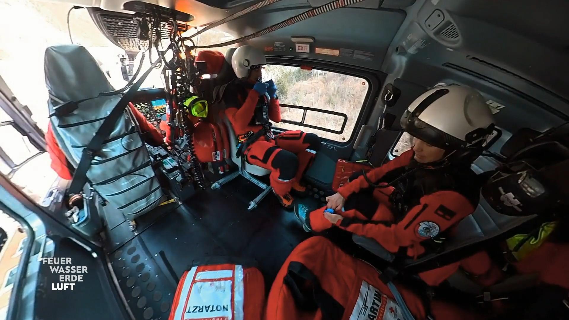 Zwei Pateintinnen für den Abtransport