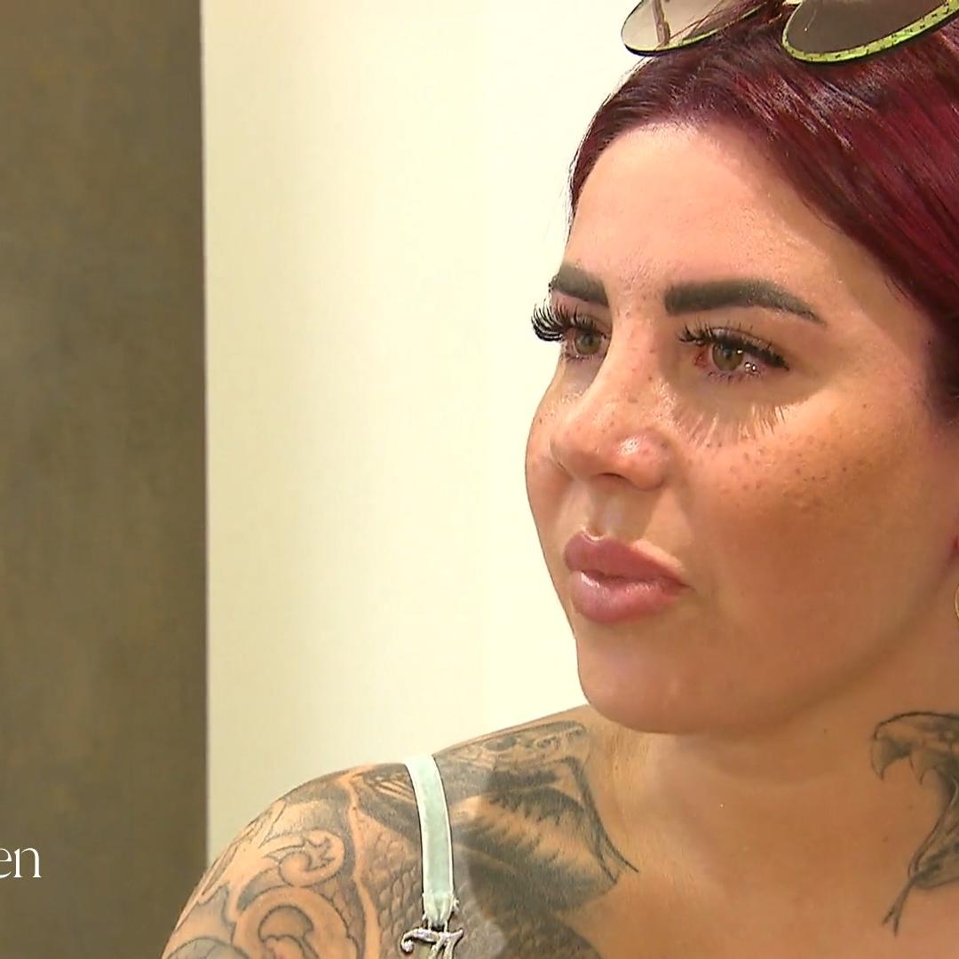Kate Merlan fängt an zu weinen
