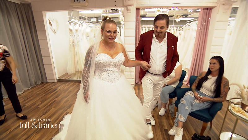 Braut Fritzi in einem ausgestellten Kleid