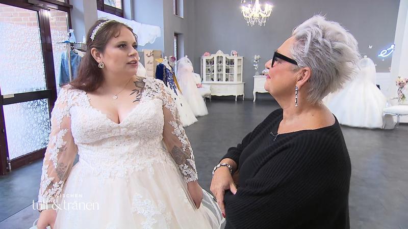 Katharina auf der Suche nach dem perfekten Kleid
