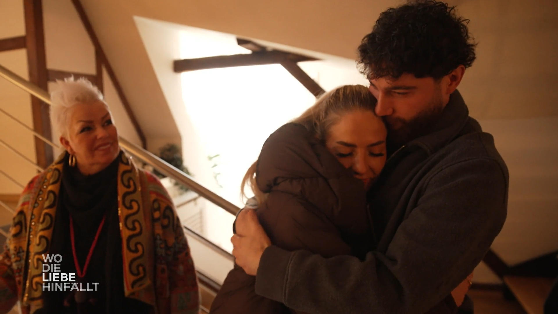 Umut und Emma besichtigen ein Haus im Grünen