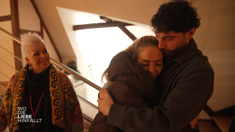 Umut und Emma besichtigen ein Haus im Grünen
