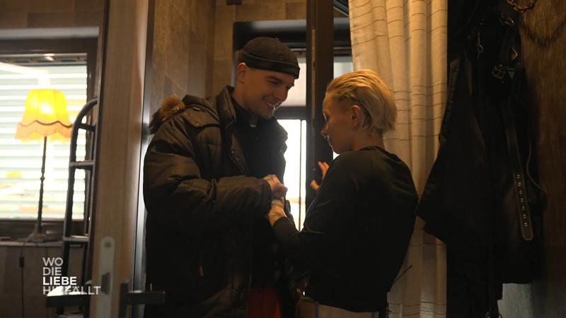 Eric besucht Edith auf dem Reiterhof