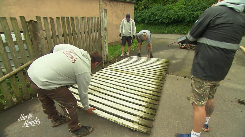Das marode Tor wird bearbeitet
