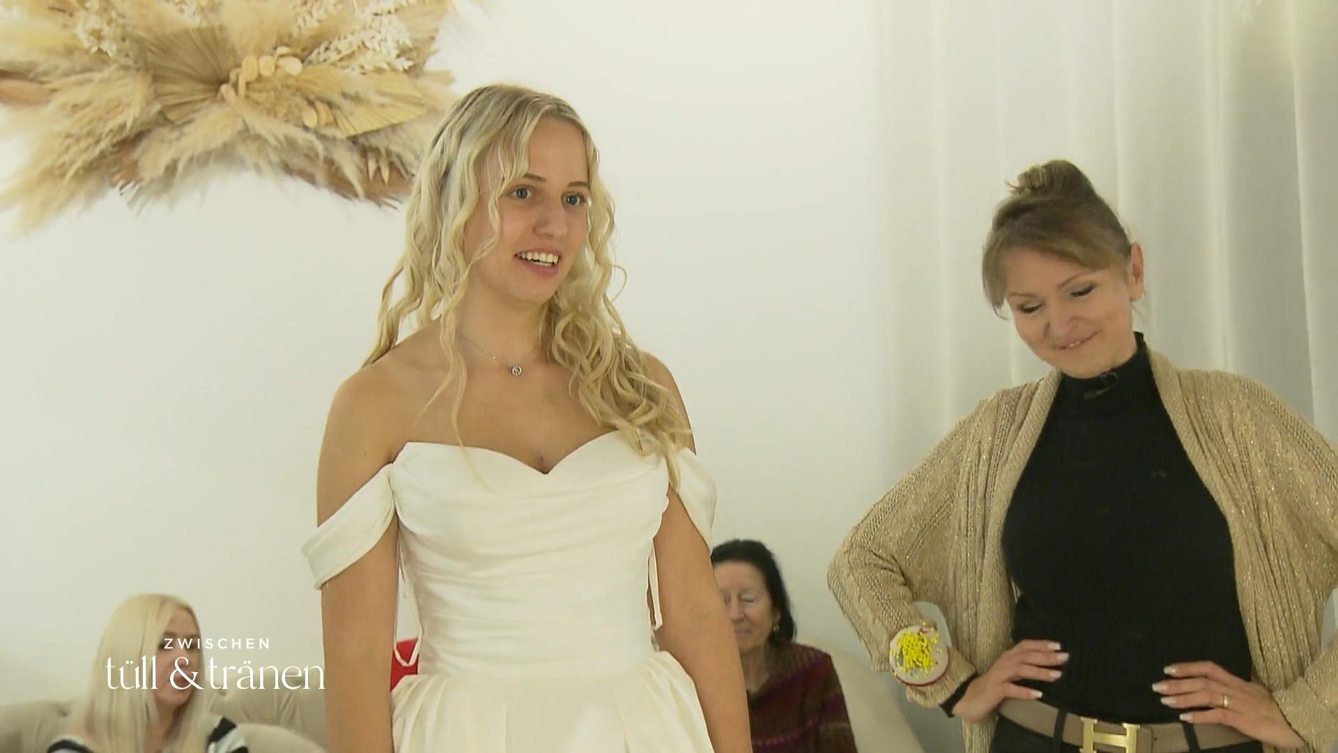 Sara mit außergewöhnlichem Brautkleid-Wunsch
