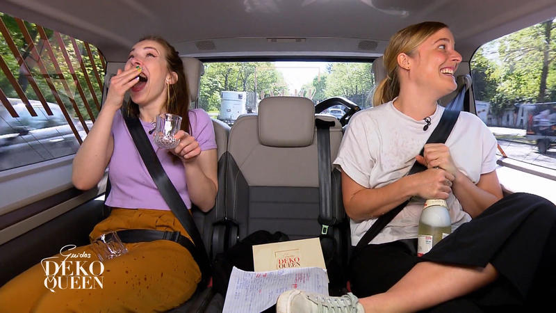 Unerwartete Sektdusche für Lea und Jenny