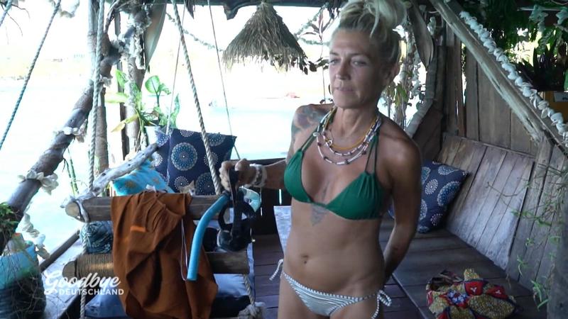 Angela auf einem Floating-Boot