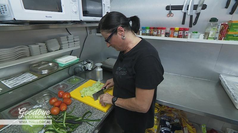 Mama Beate hilft im Restaurantalltag