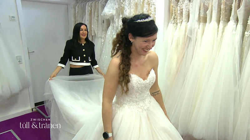 Sieht sich die Braut in dem Kleid?