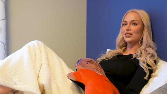 Laura trägt ihren Geliebten als Kuscheltier herum