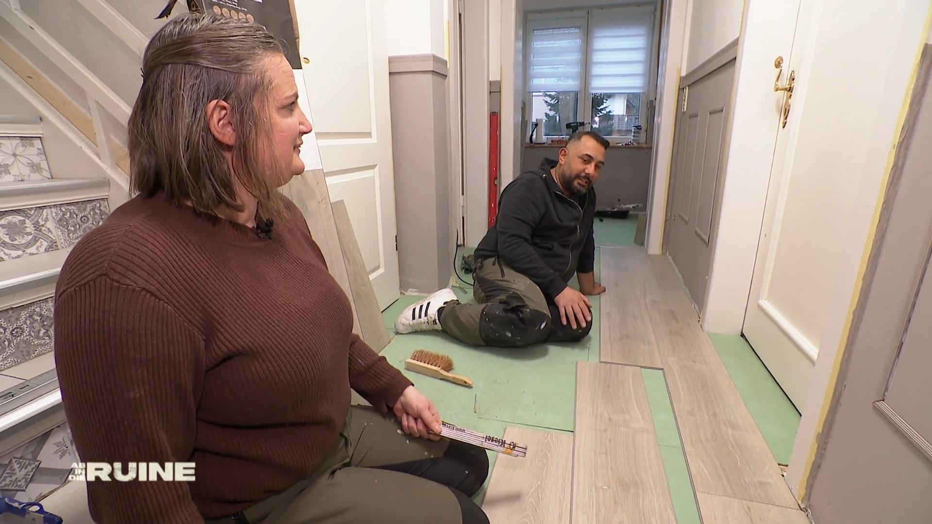 Ali und Daniela stehen vor dem Flur-Finale