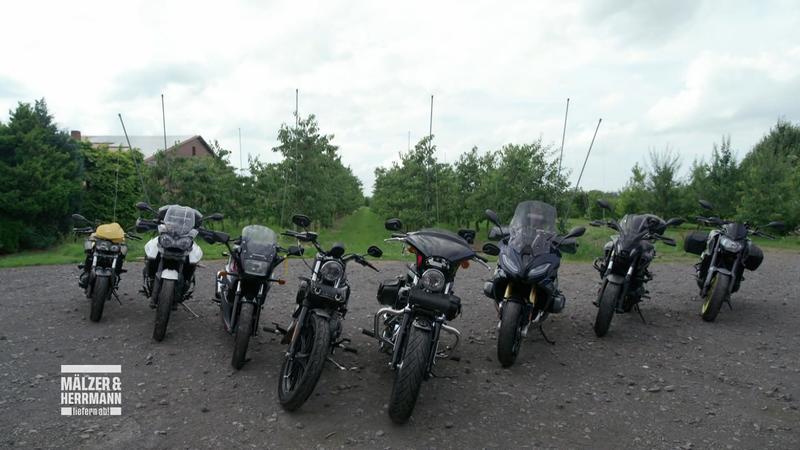 Motorradfahrende Landfrauen
