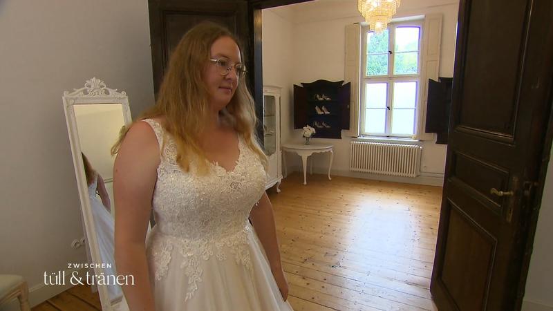 Wird Wiebke bei Sanna das richtige Brautkleid finden?