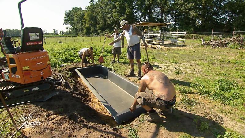 Die Männer setzen die neue Wanne ein