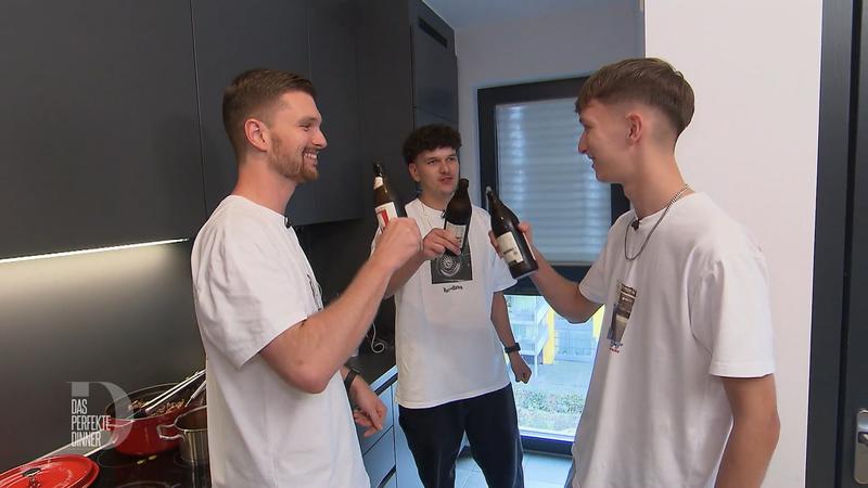 Drei Brüder in der Küche