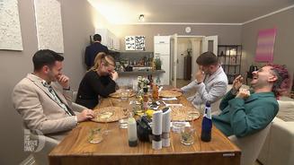 Da sitzt ein Hamster auf dem Tisch