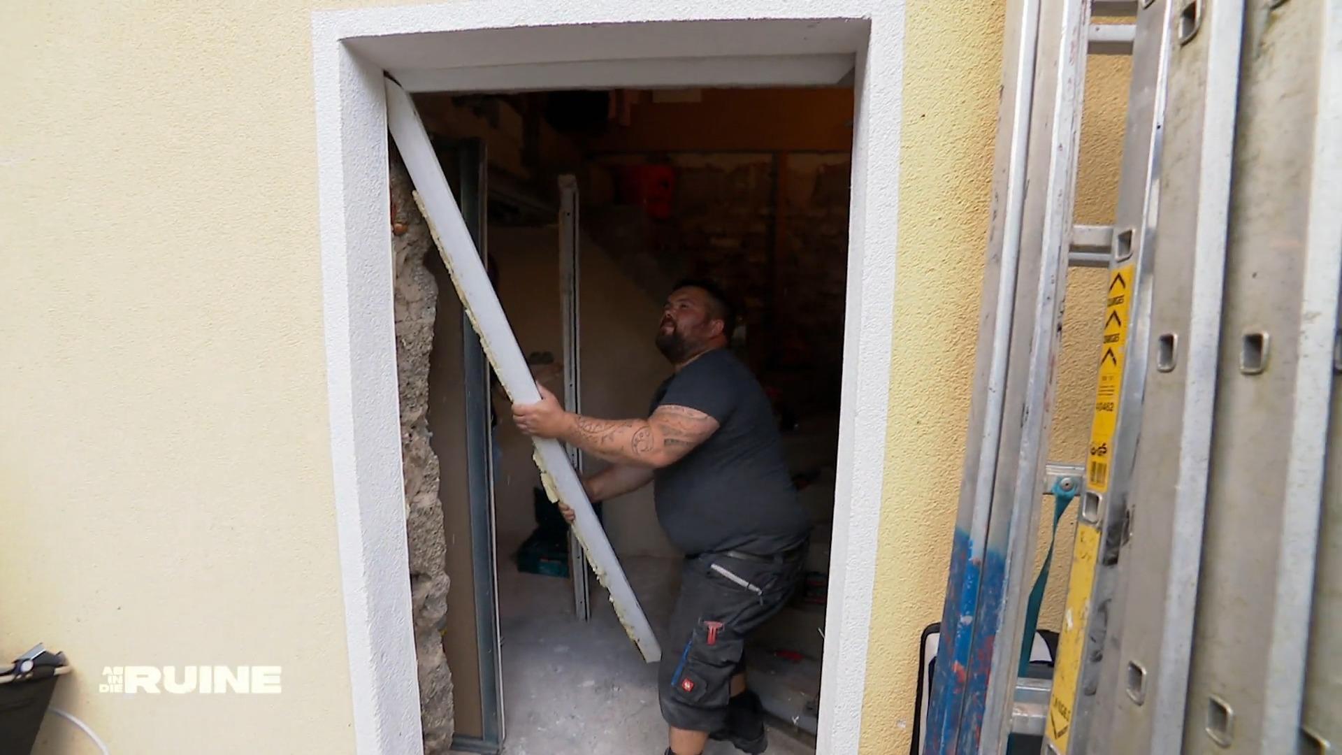 Alex und Michel tauschen die kaputte Tür aus