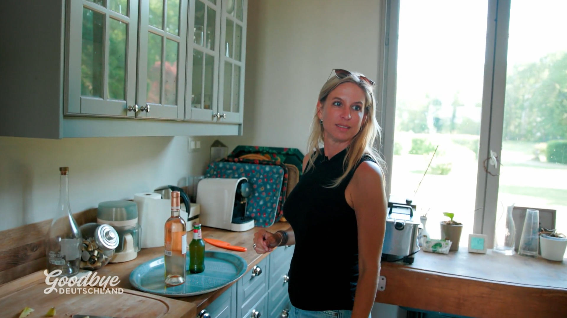 Gartenparty in Frankreich - Nadja steht alleine da