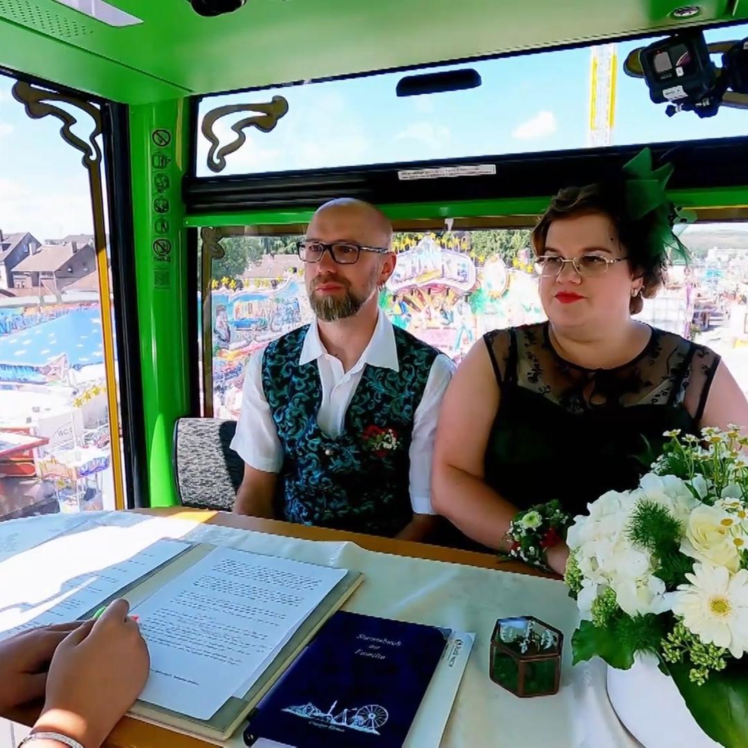 Paar heiratet in 50 Meter Höhe auf der größten Kirmes