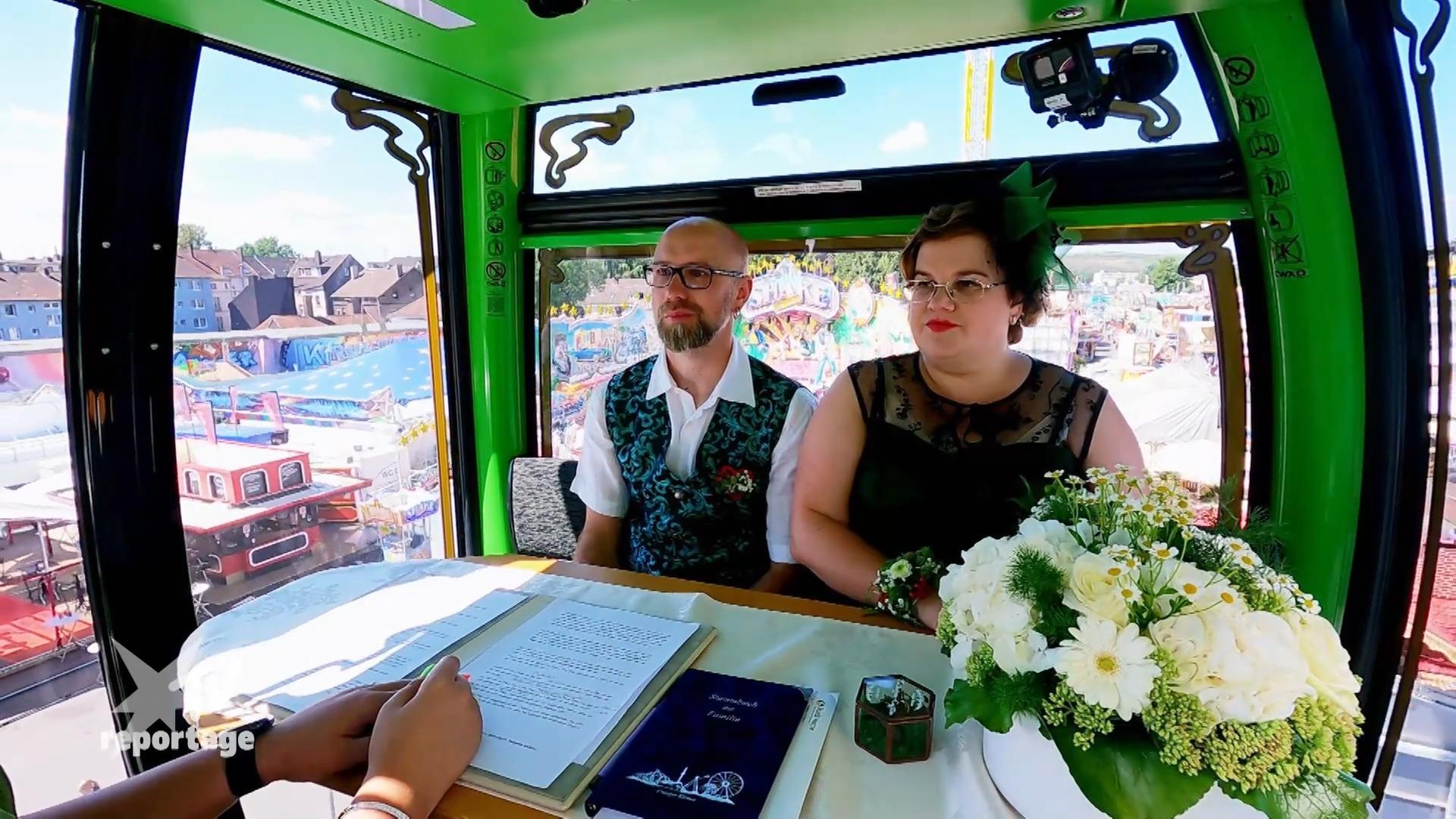 Paar heiratet in 50 Meter Höhe auf der größten Kirmes