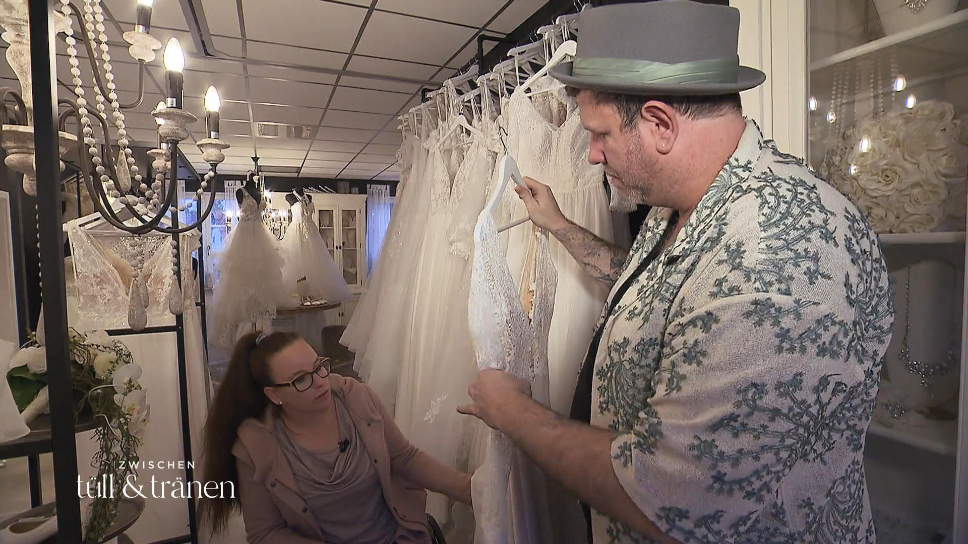 Christian möchte Michaela ein Kleid schenken