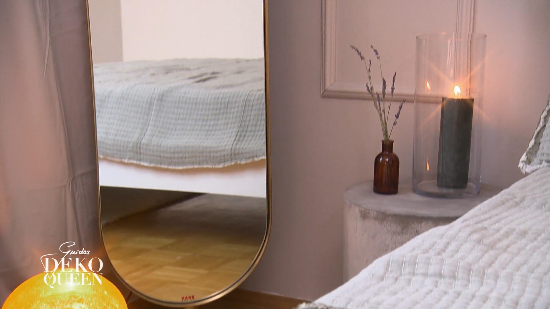 Sie hat ihr Schlafzimmer romantisch eingerichtet